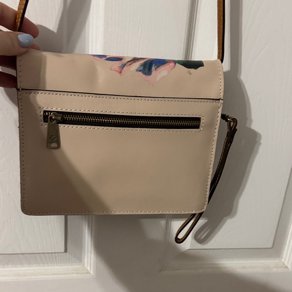 Patricia Nash, Chic Floral Beige Crossbody Bag or wristlet - Picture 7 of 9